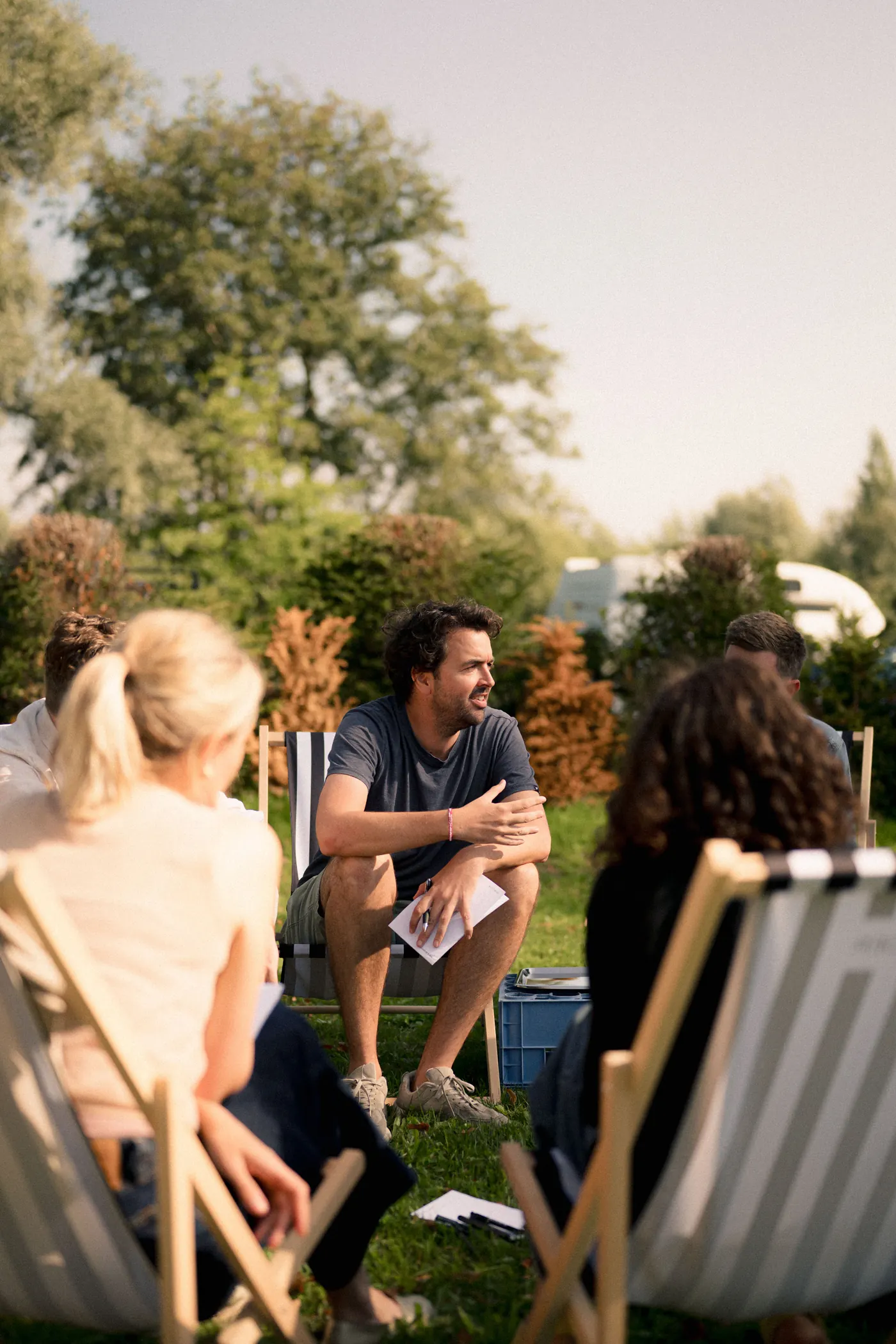 Founders in strandstoelen op het gras tijdens een Ommetoer-dag