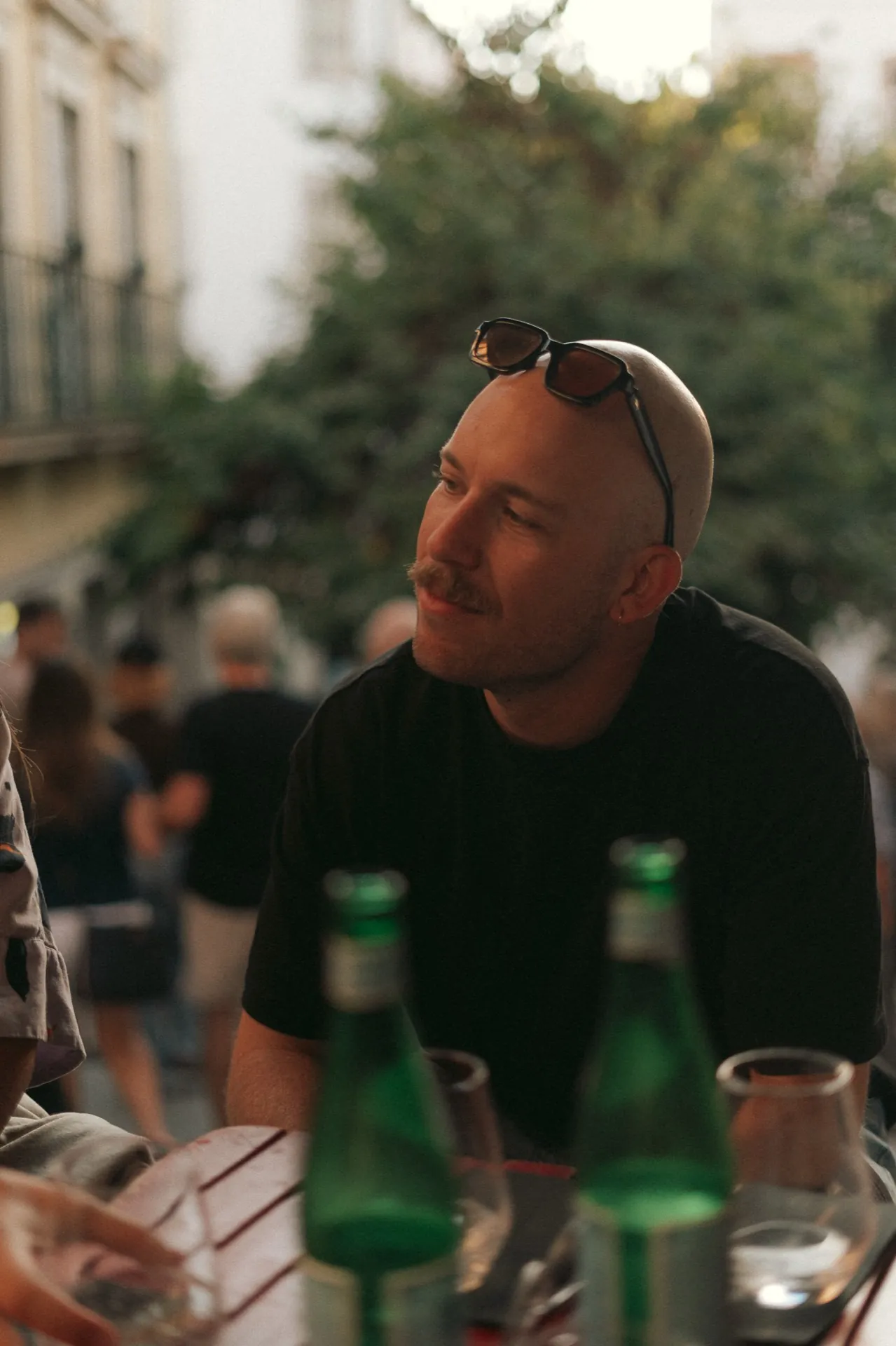 Founder in gesprek aan tafel