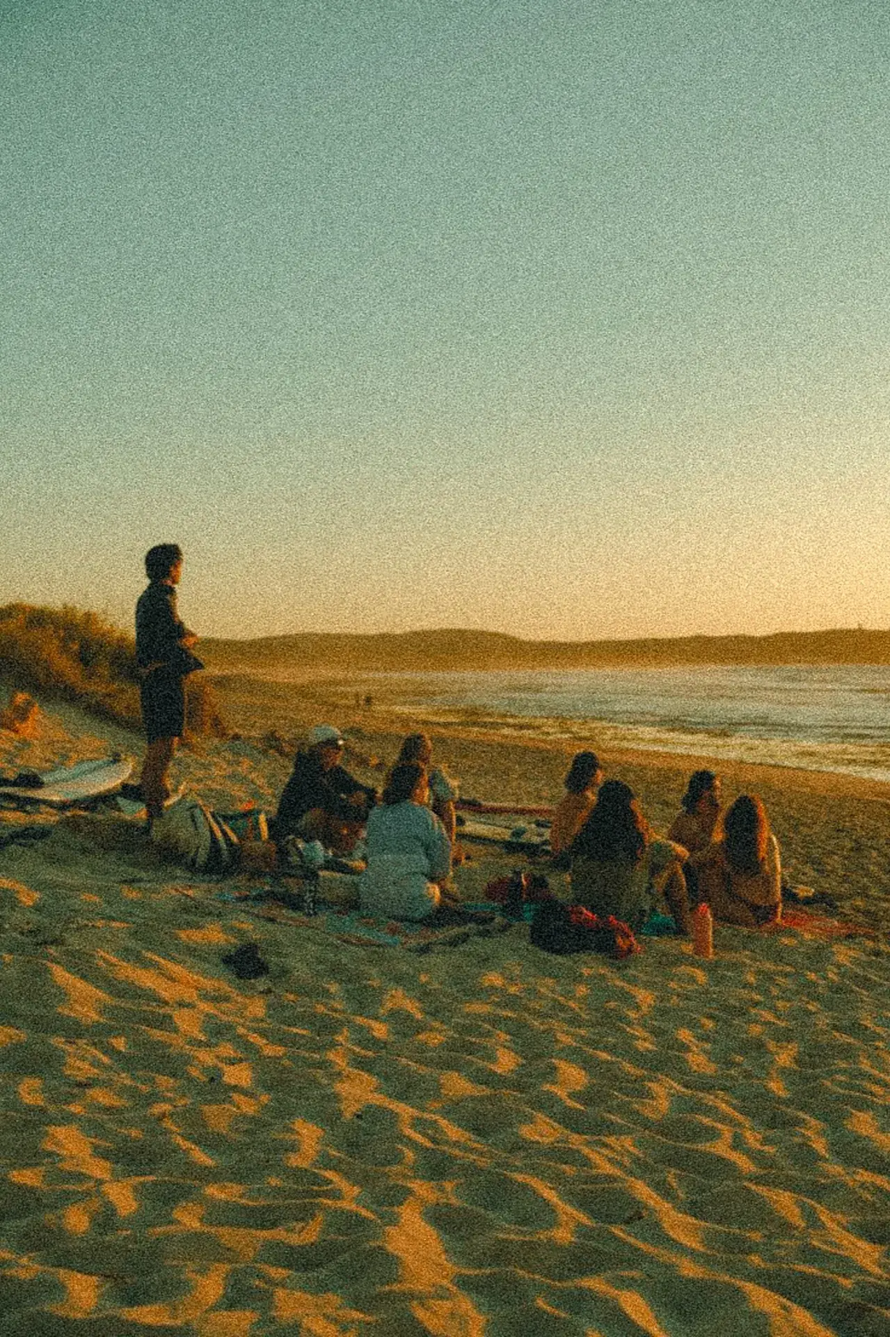Founders samen in de duinen bij zonsondergang