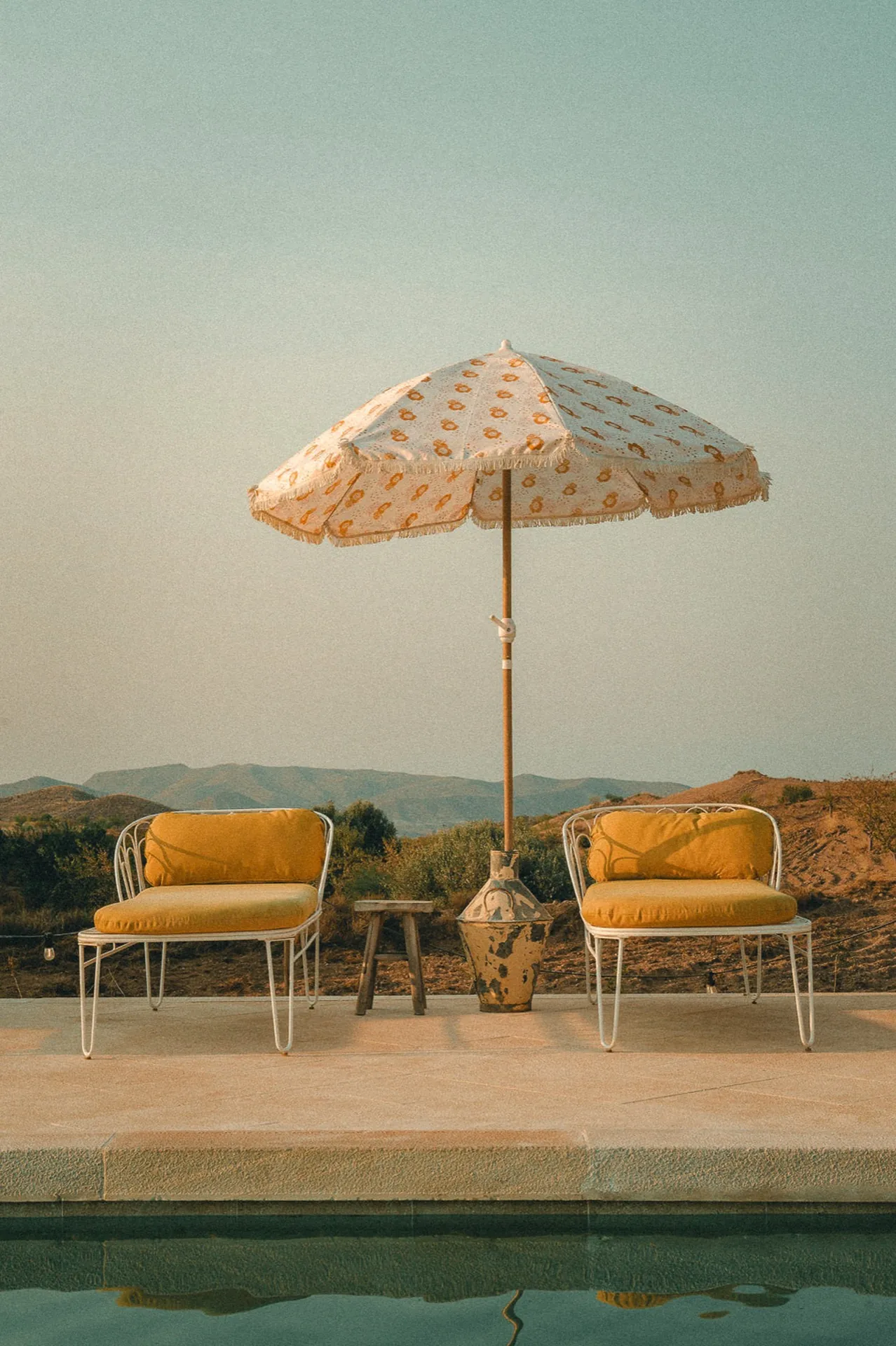 Strandstoelen en parasol aan de Spaanse kust