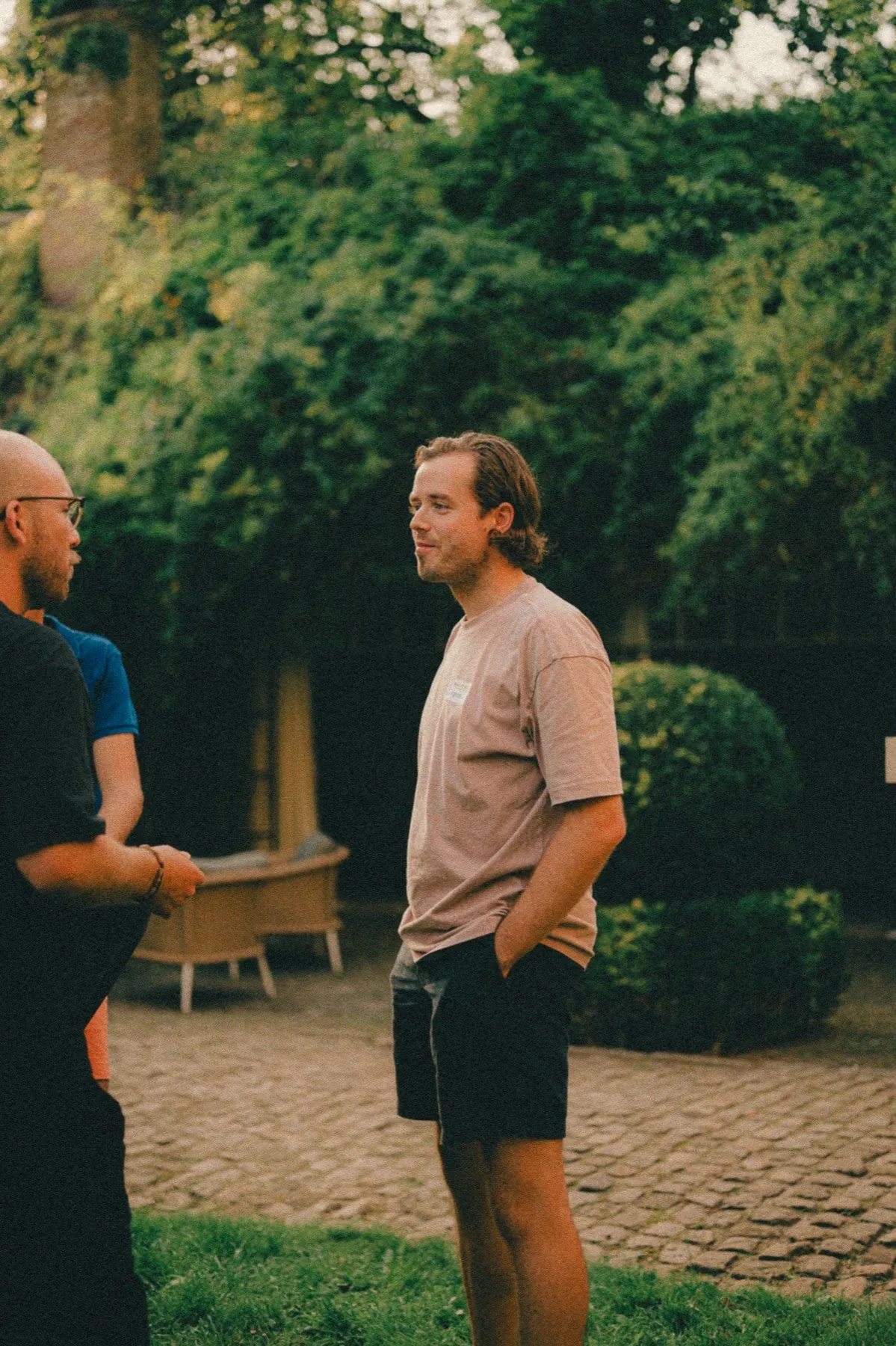 Founder vertelt zijn verhaal in de tuin
