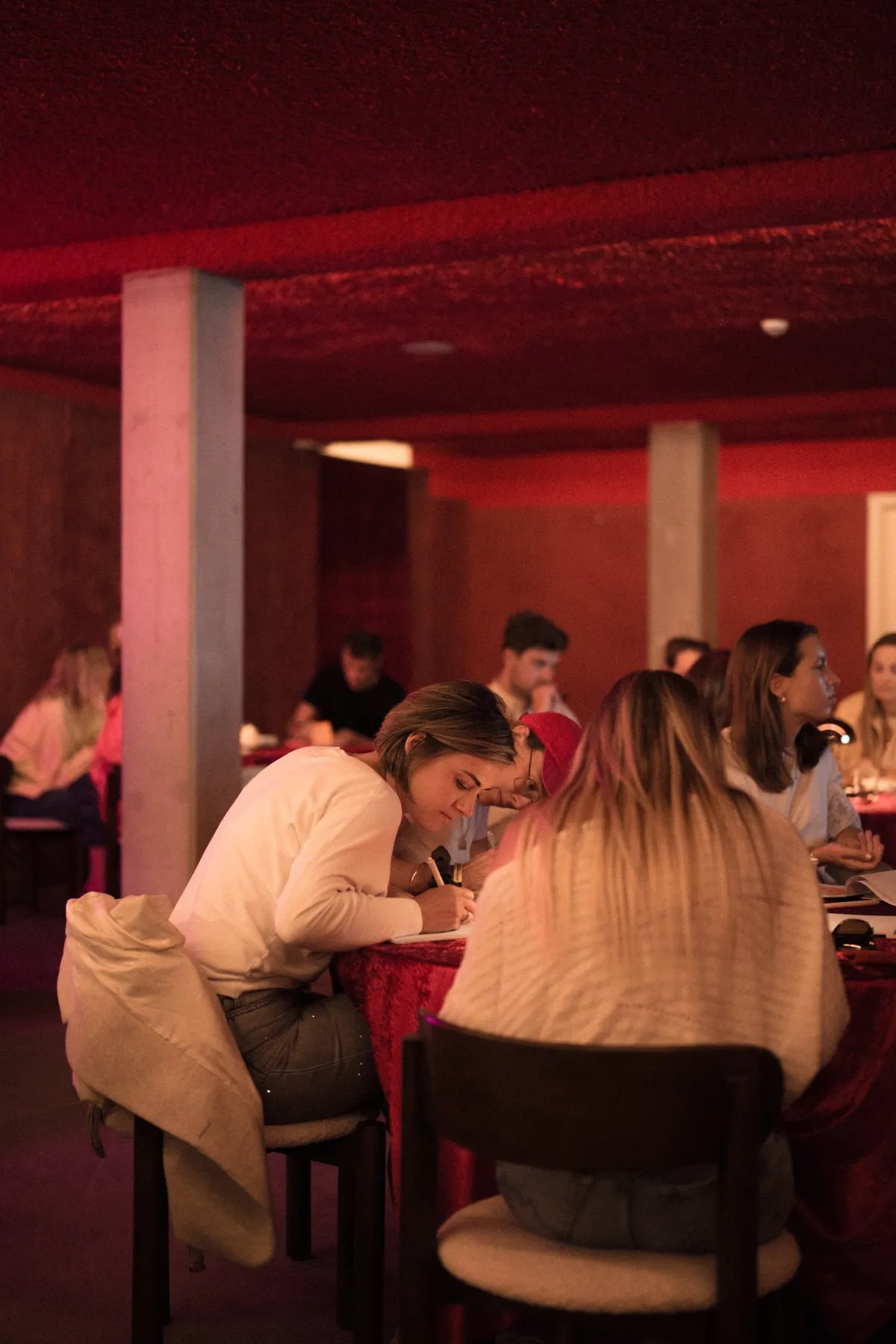 Founders aan tafel bij avondlicht