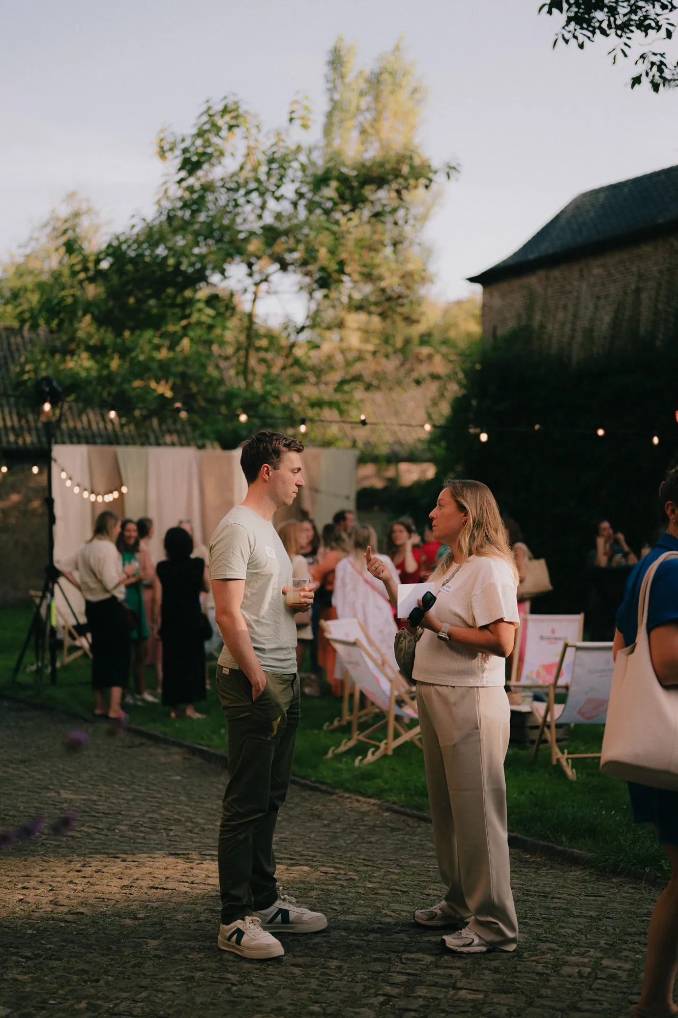 Members praten en lachen samen in de tuin