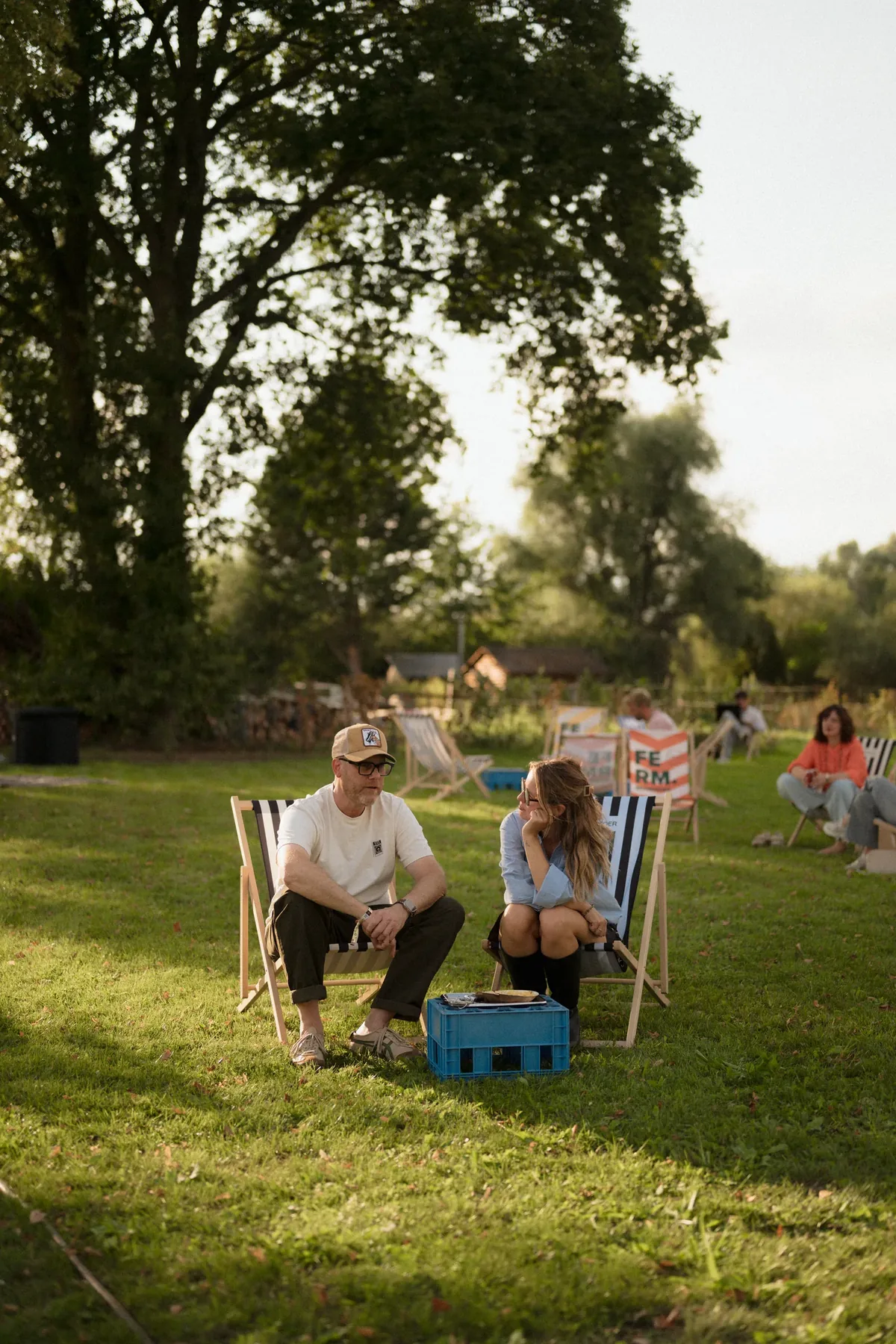 Founders in strandstoelen onder een boom op de Summer Day