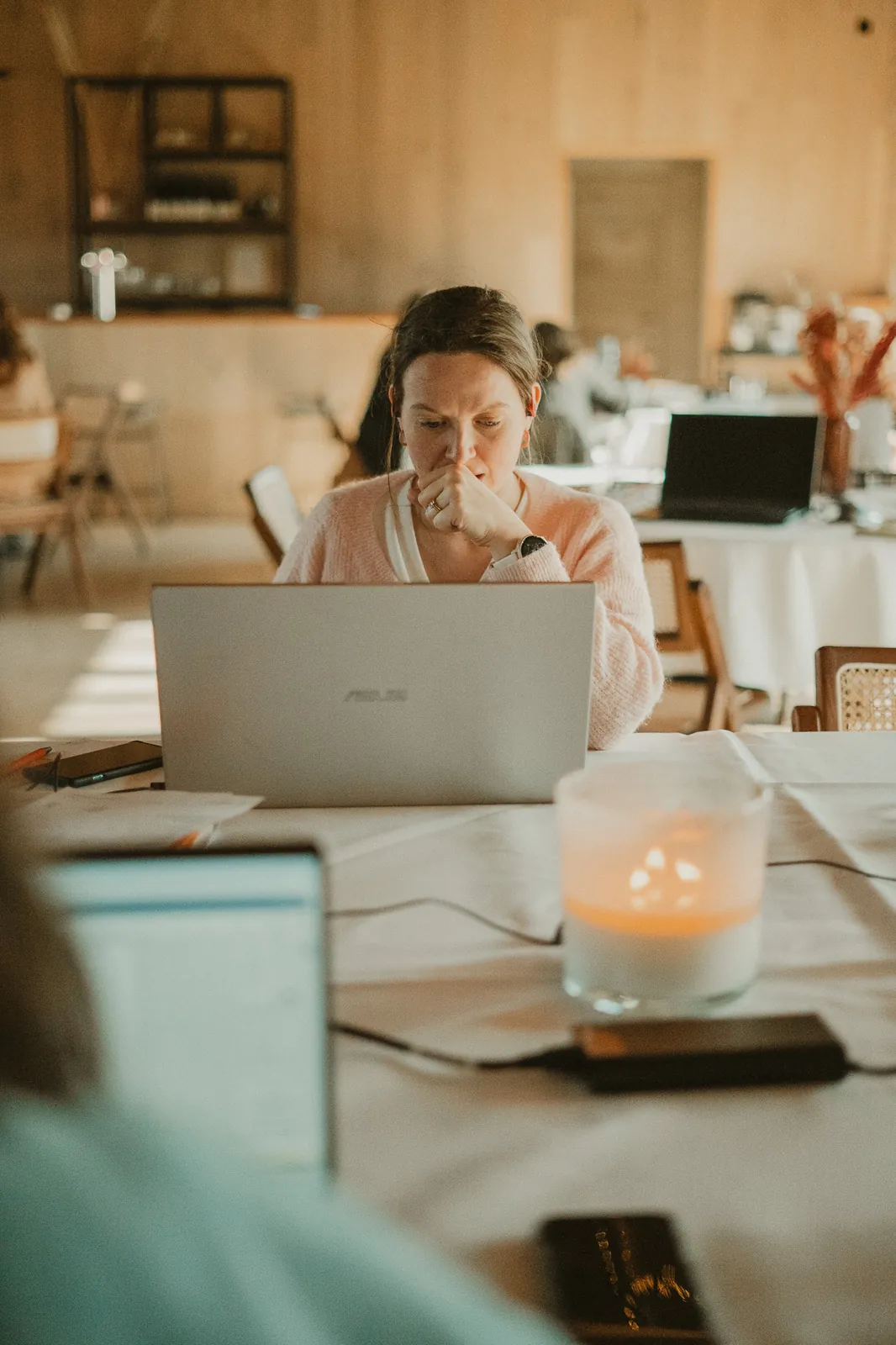 Founder geconcentreerd aan het werk