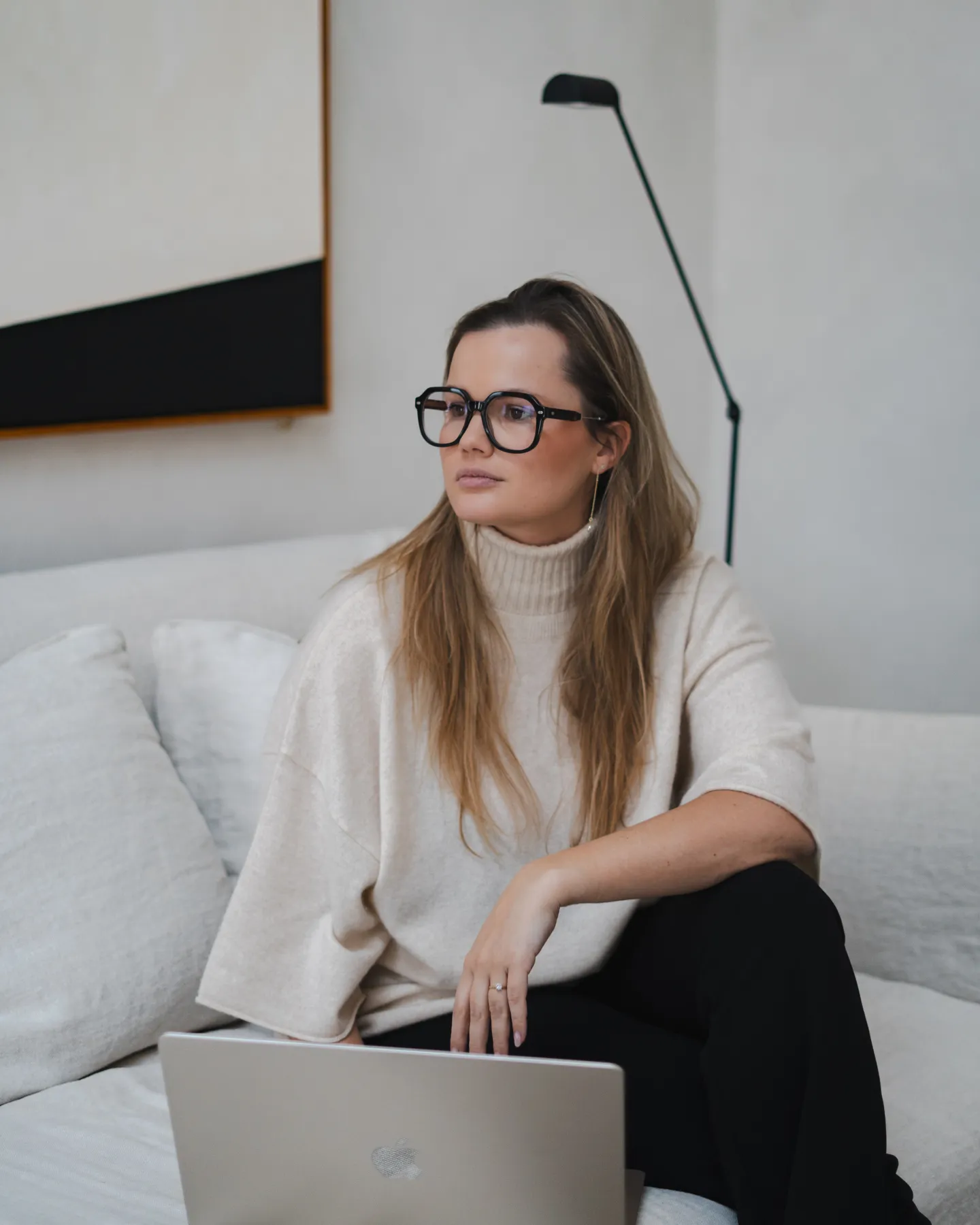 Founder aan het werk op de sofa tijdens een co-workingday