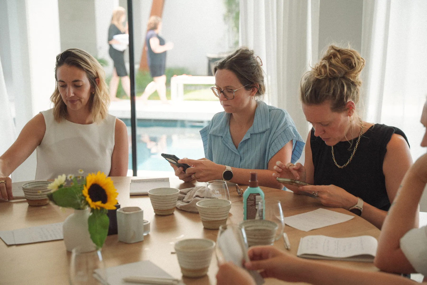 Founders samen aan een werktafel
