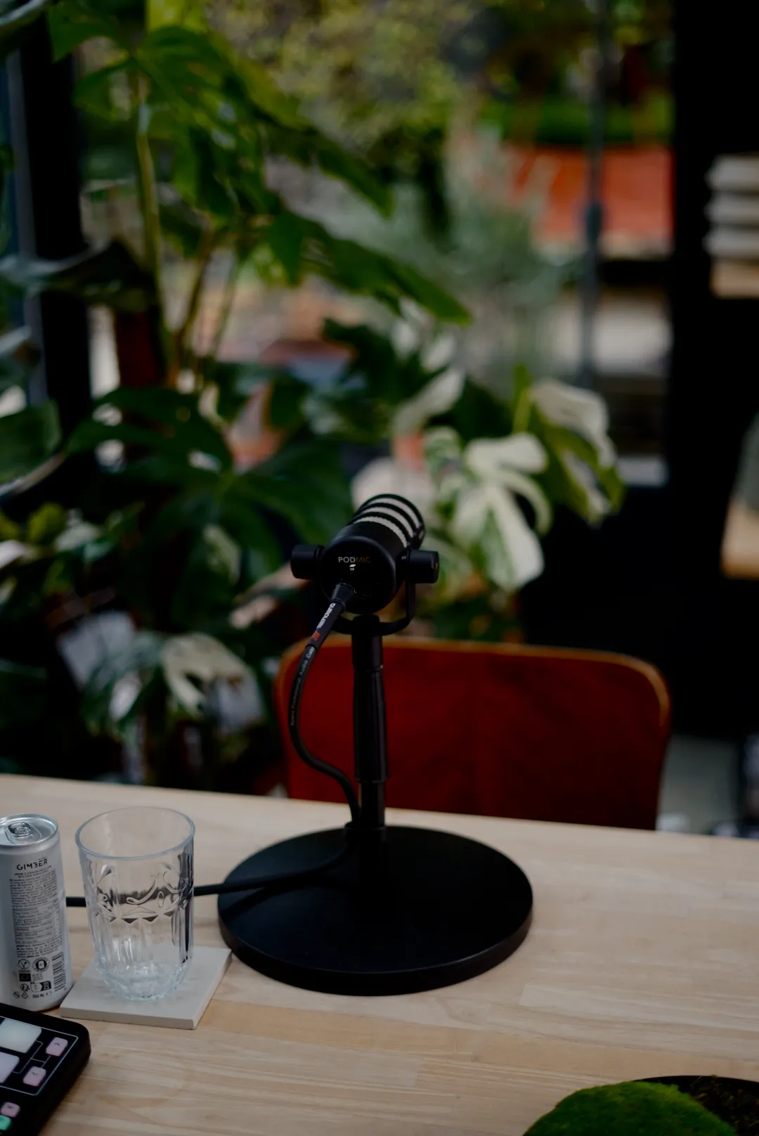 Microfoon en koffie op tafel