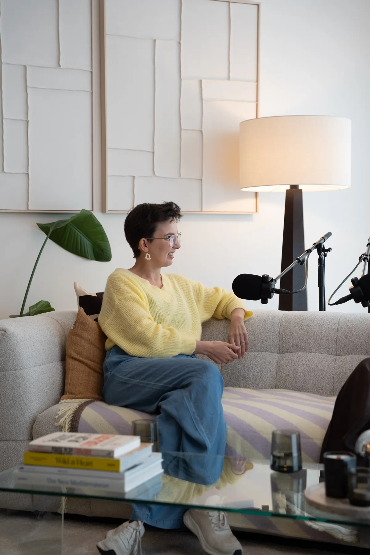 Founder lachend op de sofa in de studio