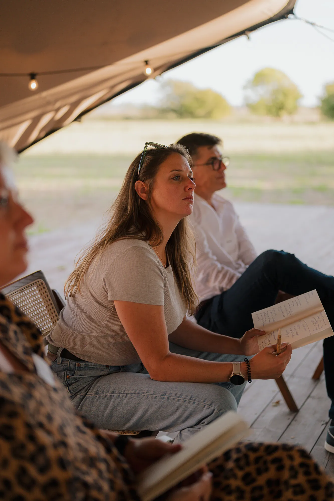 Twee founders in een rustig gesprek onder de tent