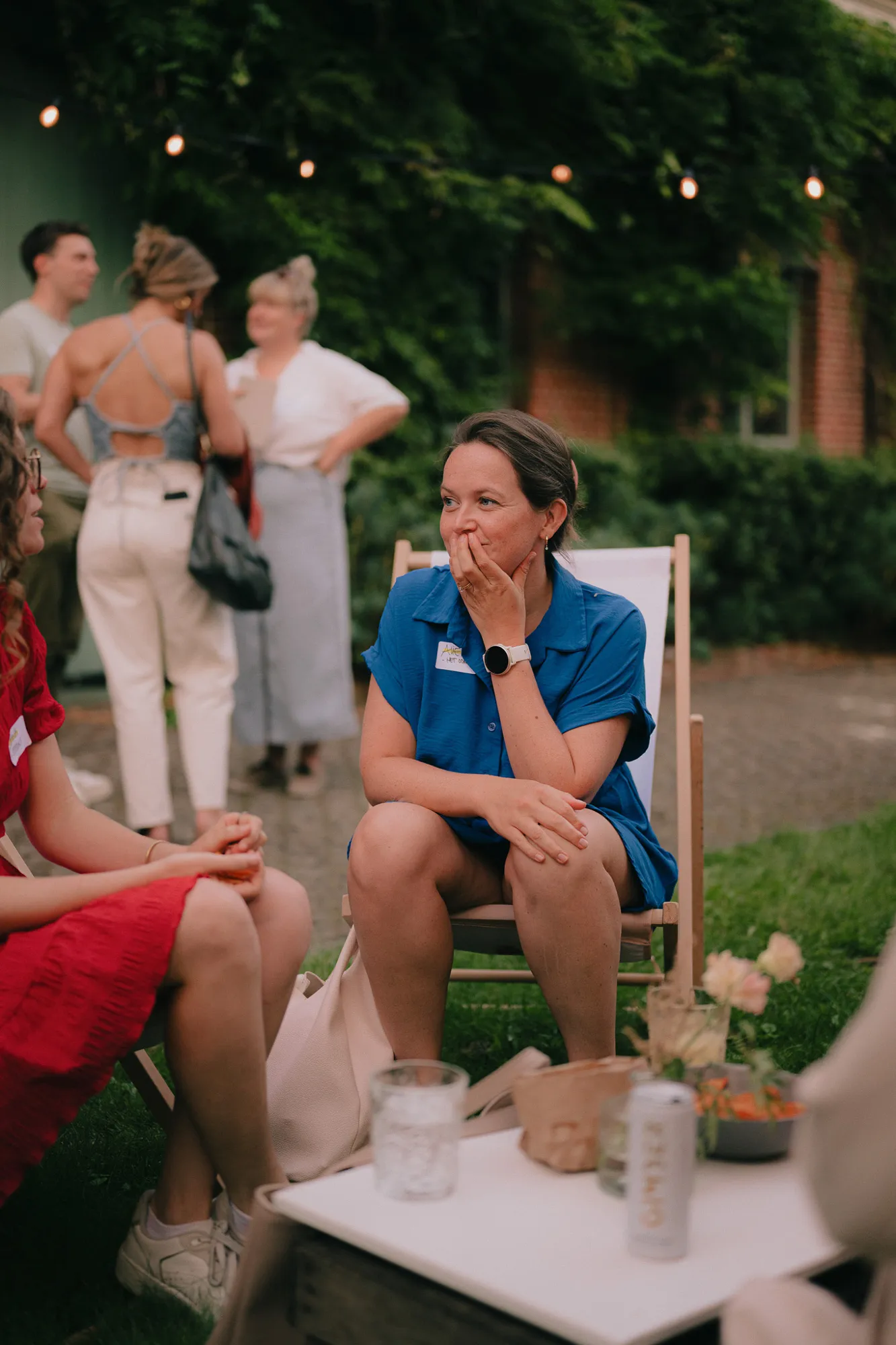 Members samen in de tuin bij een Ommetoer-event