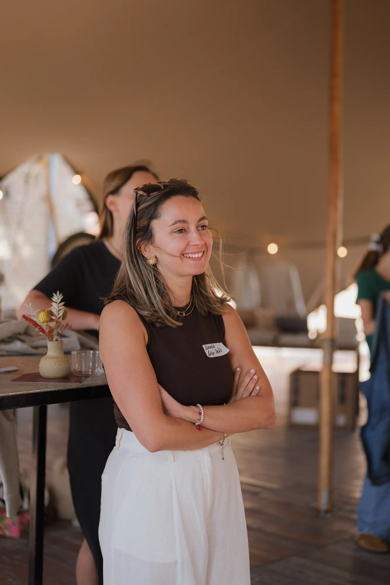Een founder lacht met de armen gekruist