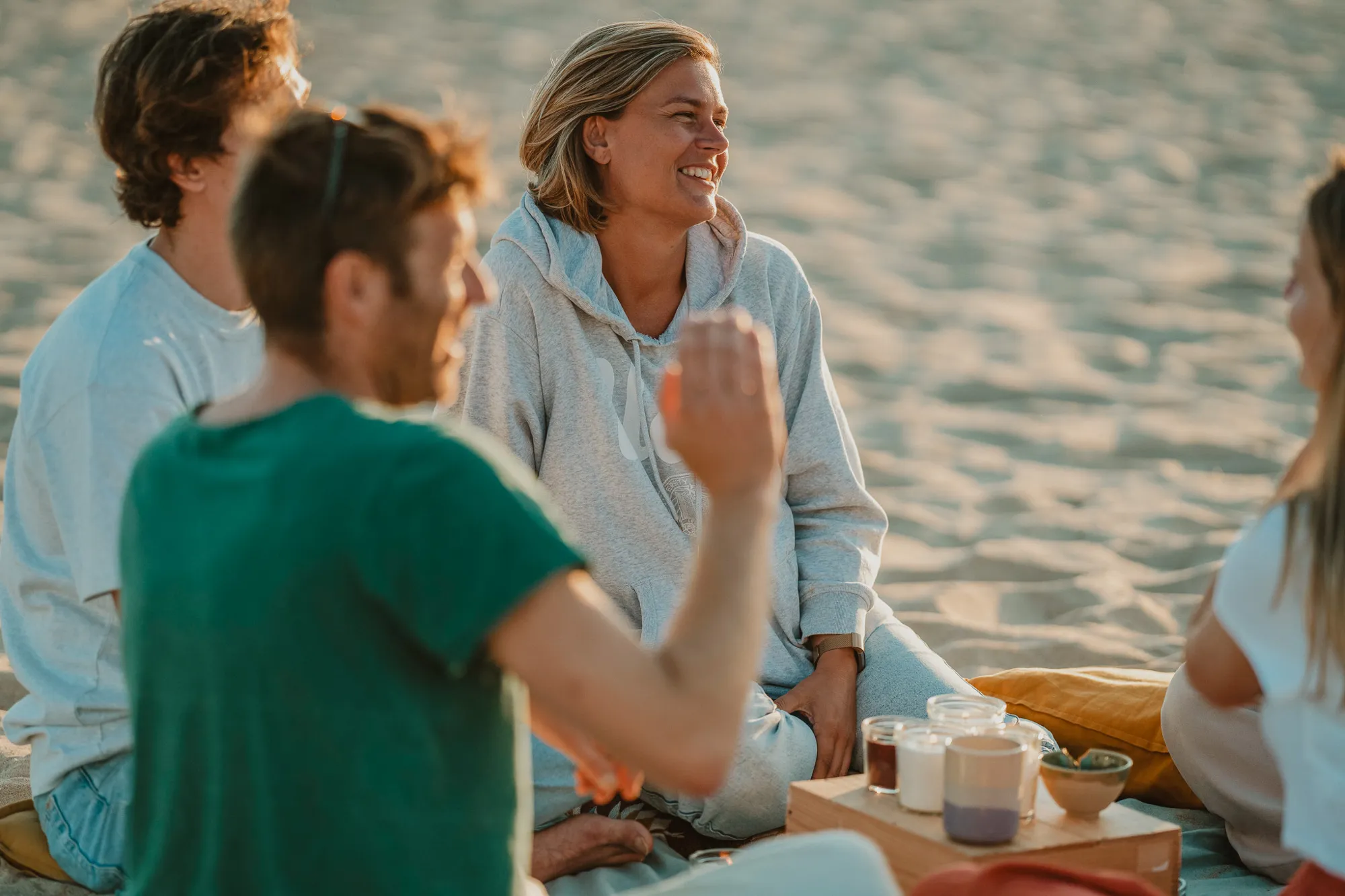 Founders lachen samen op het strand in het avondlicht