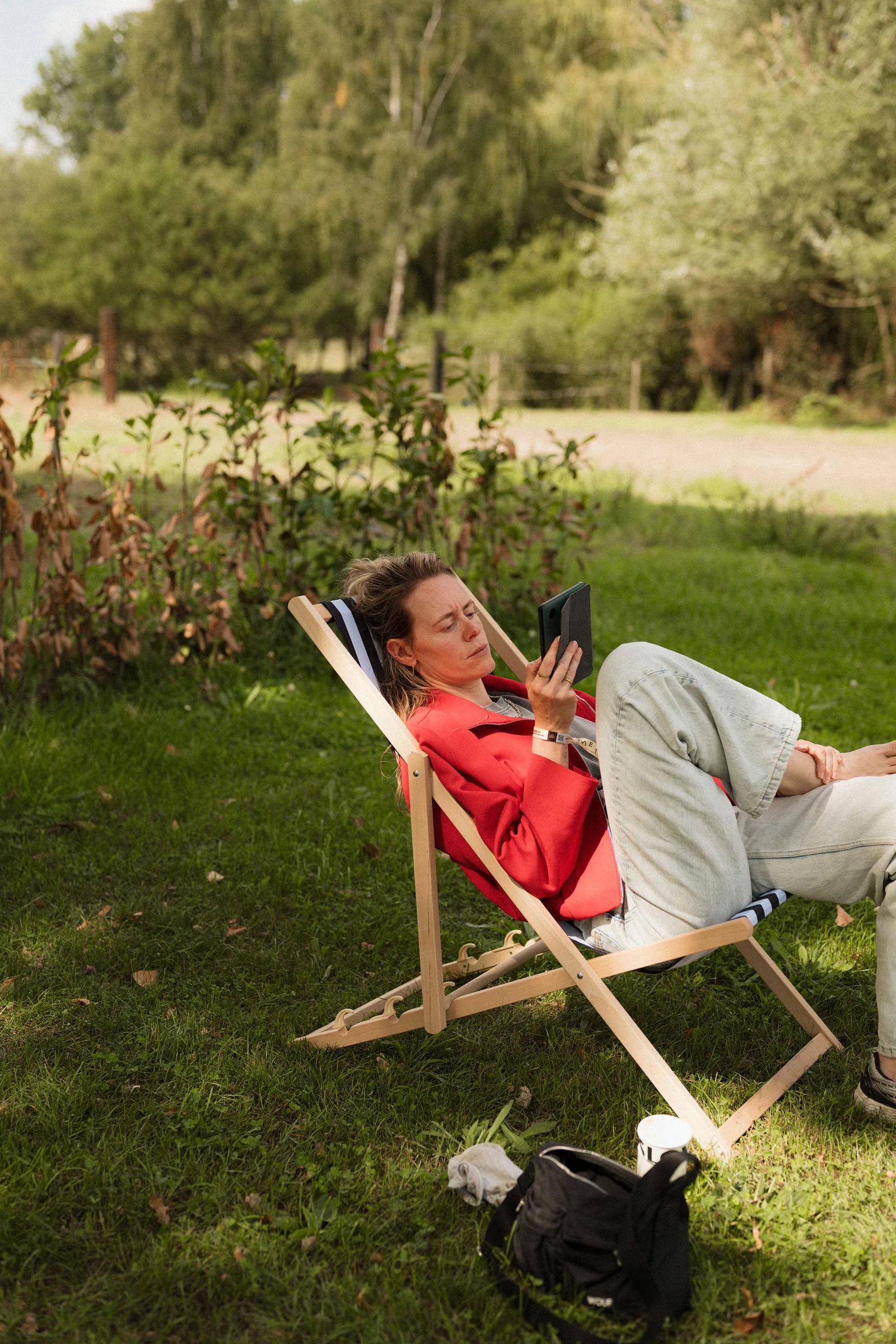 Founder lacht in een strandstoel