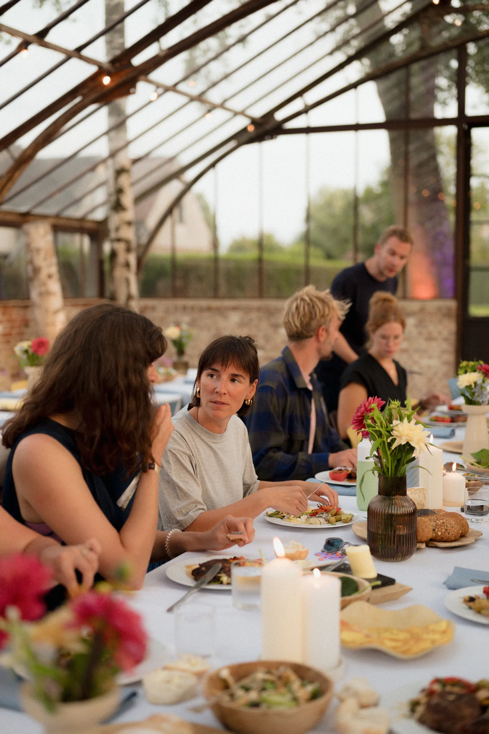 Samen aan tafel in de serre