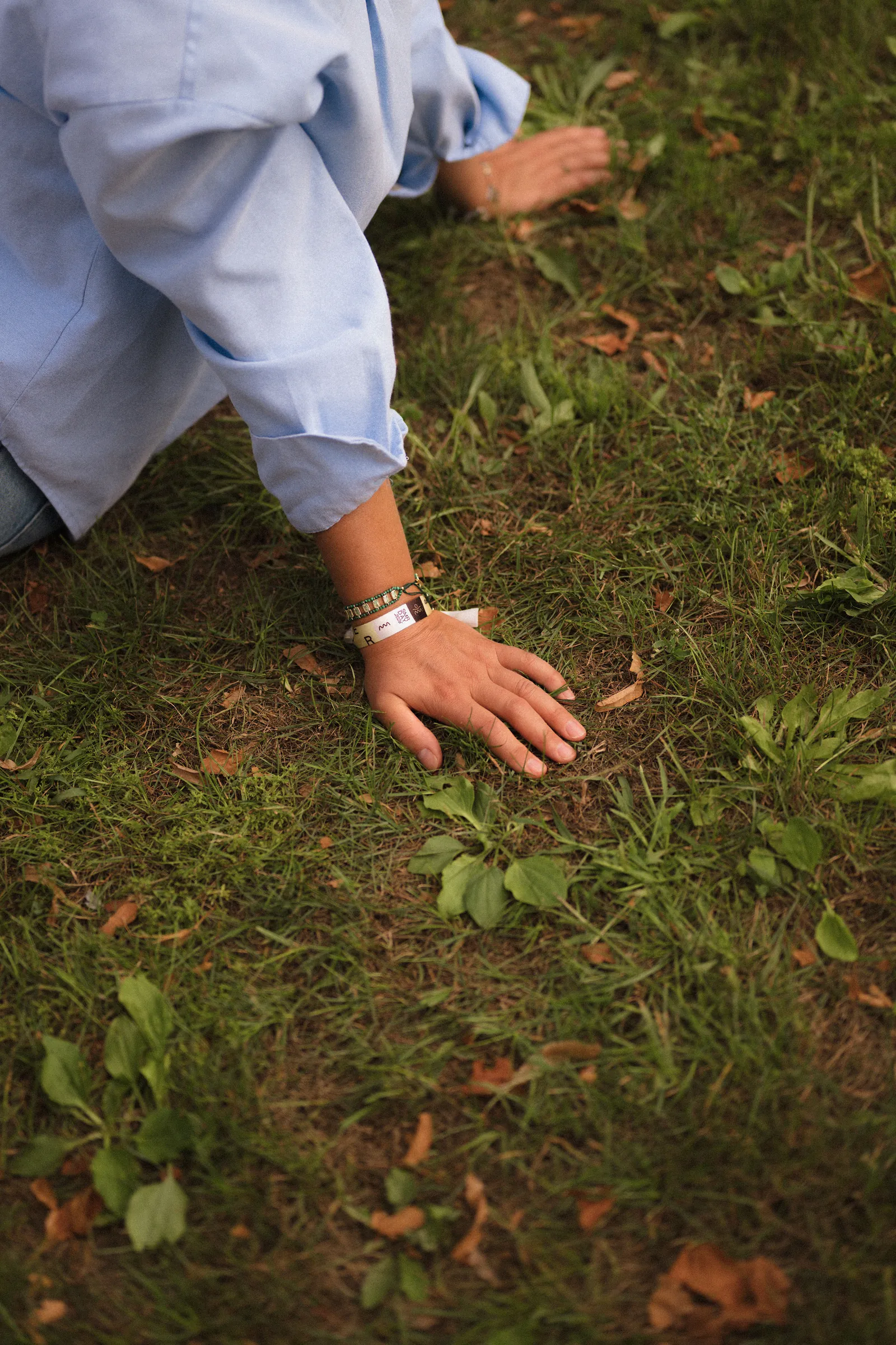 Hand in het gras