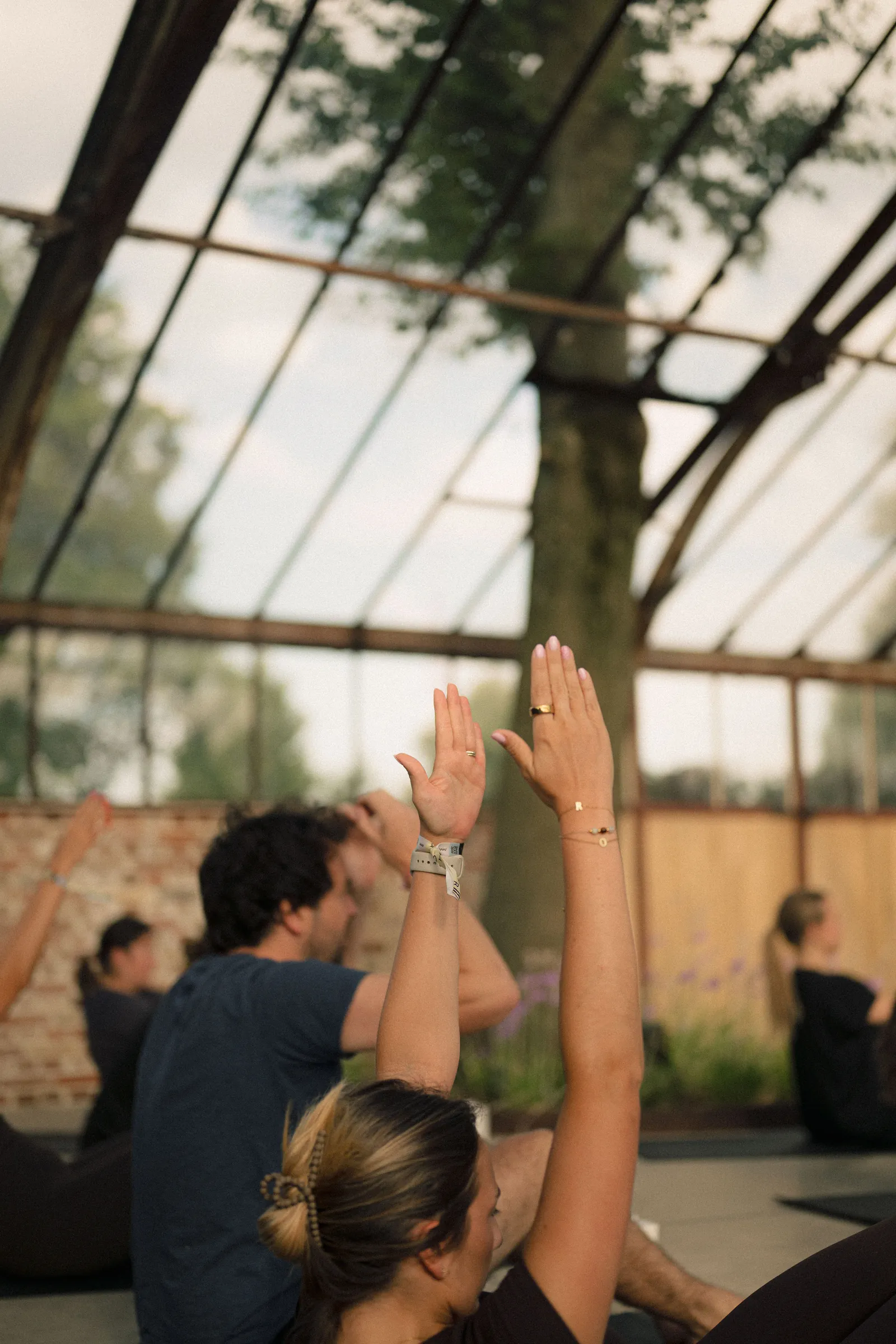 Founders steken hun handen op tijdens een sessie