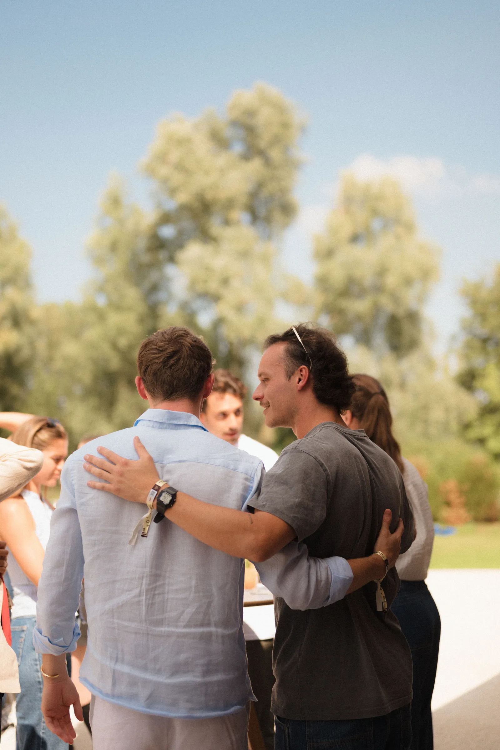 Twee founders omhelzen elkaar