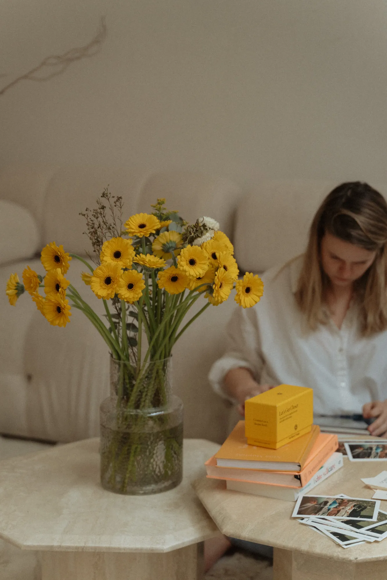 Laura aan tafel met bloemen en een notitieboek