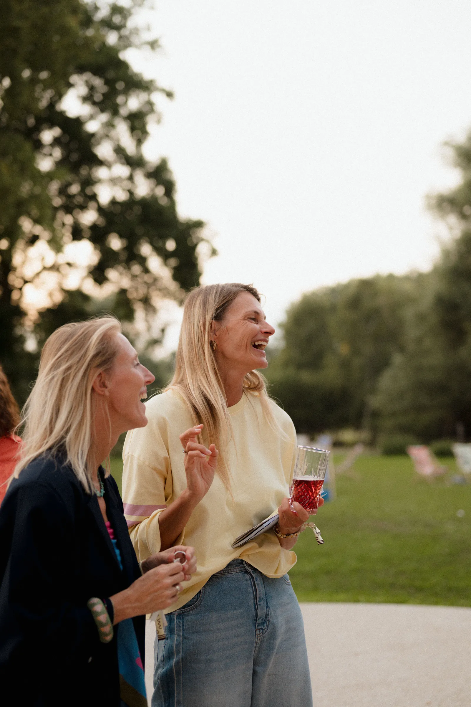 Twee founders lachen samen