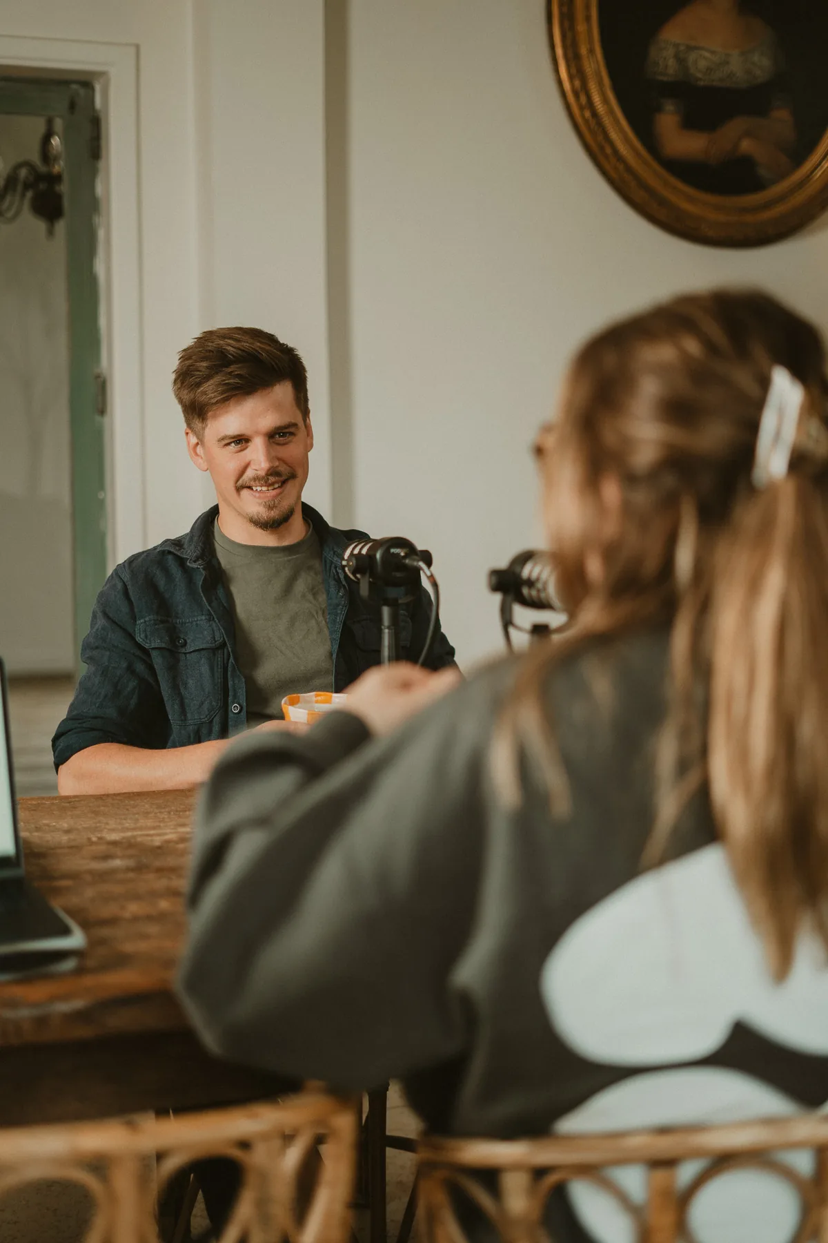 Gast in gesprek tijdens een opname van de Ommetoer podcast
