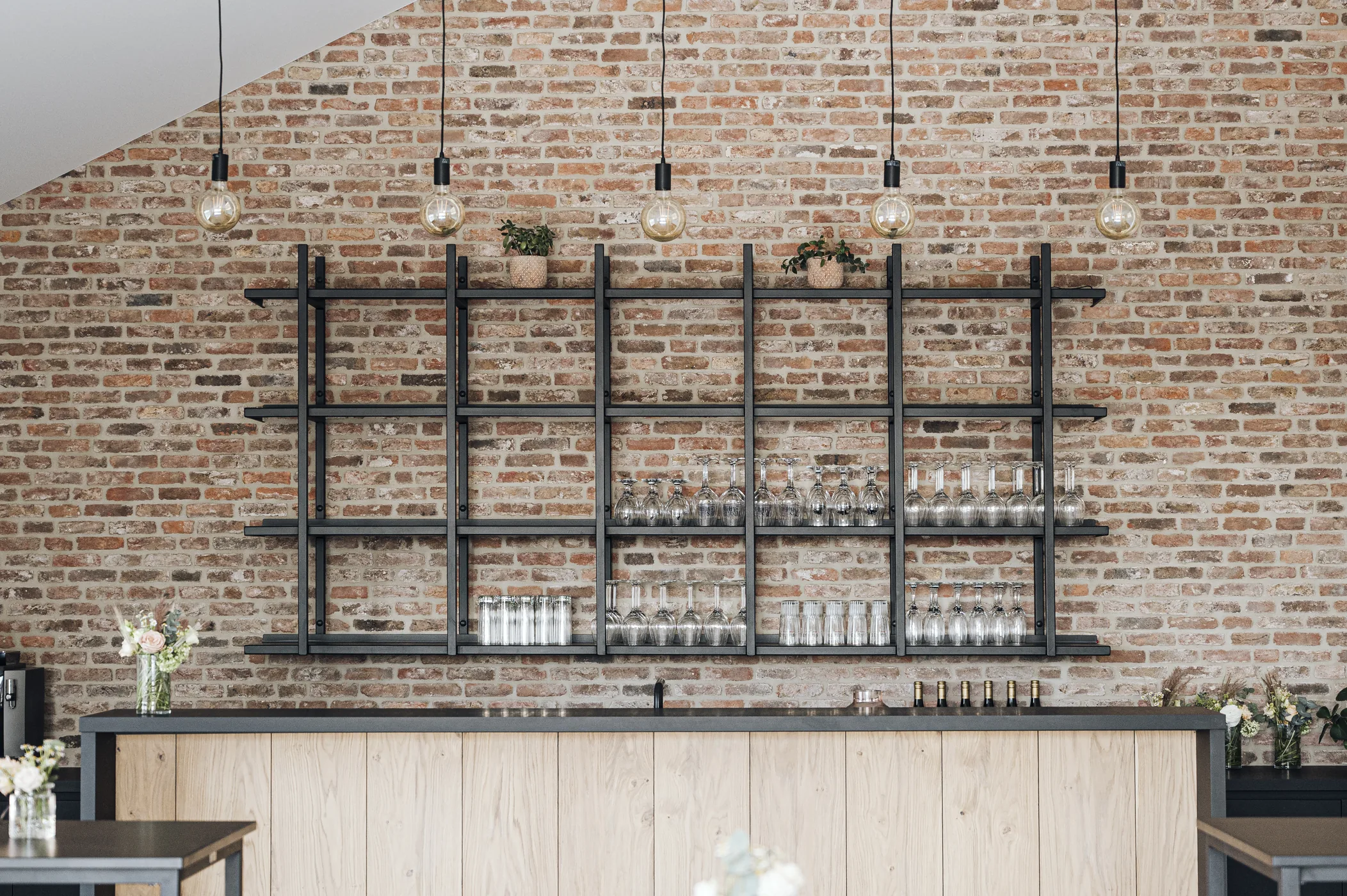 De bar in de zaal