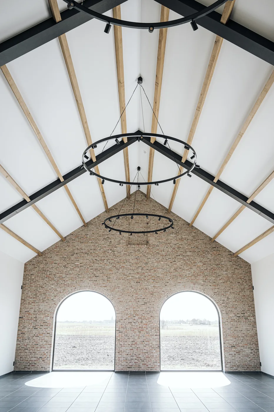 De zaal, met zicht op de polders