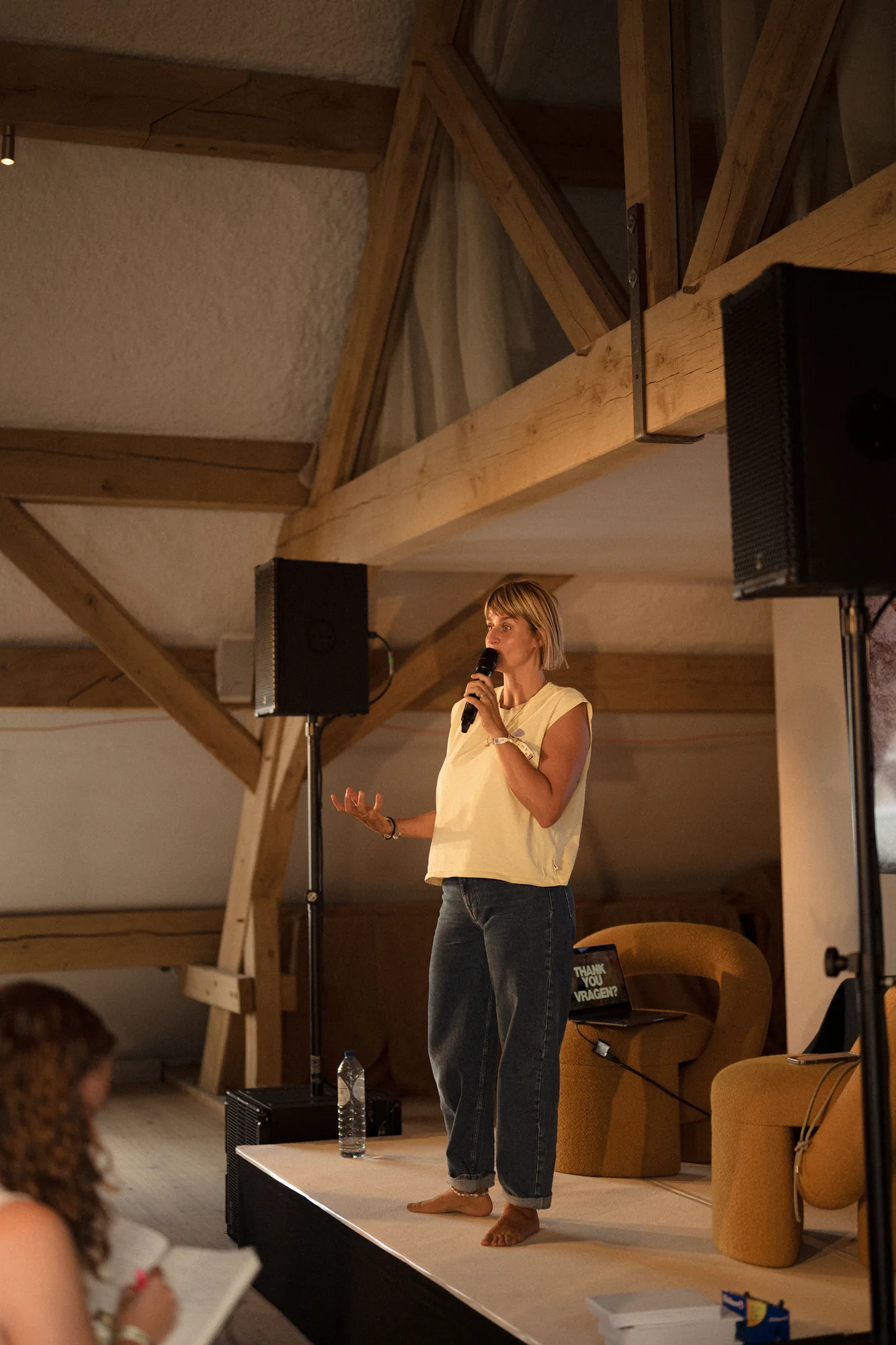 Laura, founder van Ommetoer, aan het woord op een podium