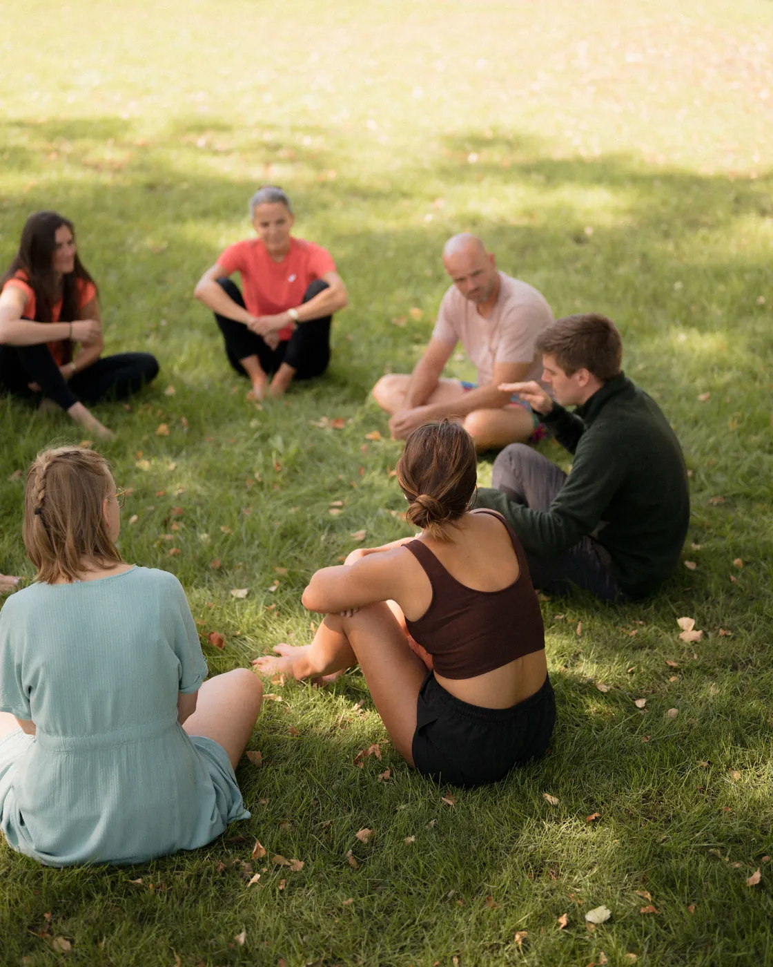 Founders in een kring op het gras tijdens een circle