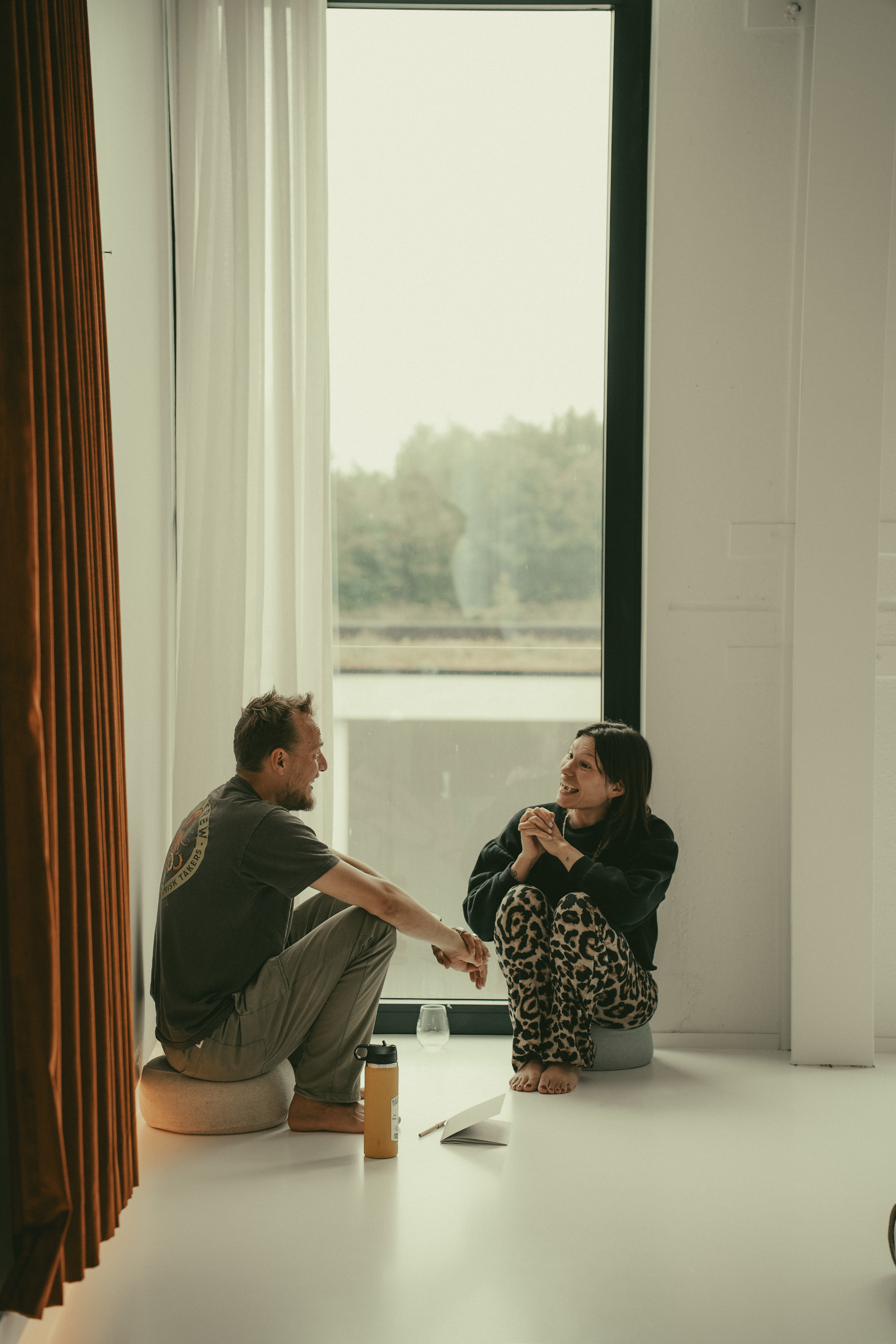 Twee founders in gesprek bij het raam